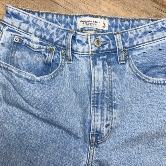 Abercrombie & Fitch Light Wash Blue High-Rise Straight Jeans - Picture 2 of 4